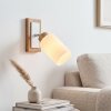 Spot de pared Alvorn con foco orientable, pantalla blanca de vidrio y madera