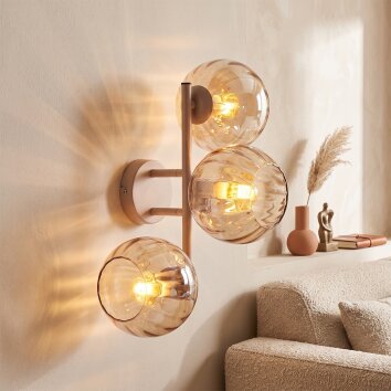 Aplique de pared moderno Koyoto con tres pantallas esféricas ámbar y luz en la pared