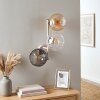 Aplique de pared retro Koyoto con tres pantallas esféricas junto al espejo