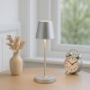 Brilliant Lámpara de mesa Elora, pantalla cónica plateada, LED cálida de 2700 Kelvin